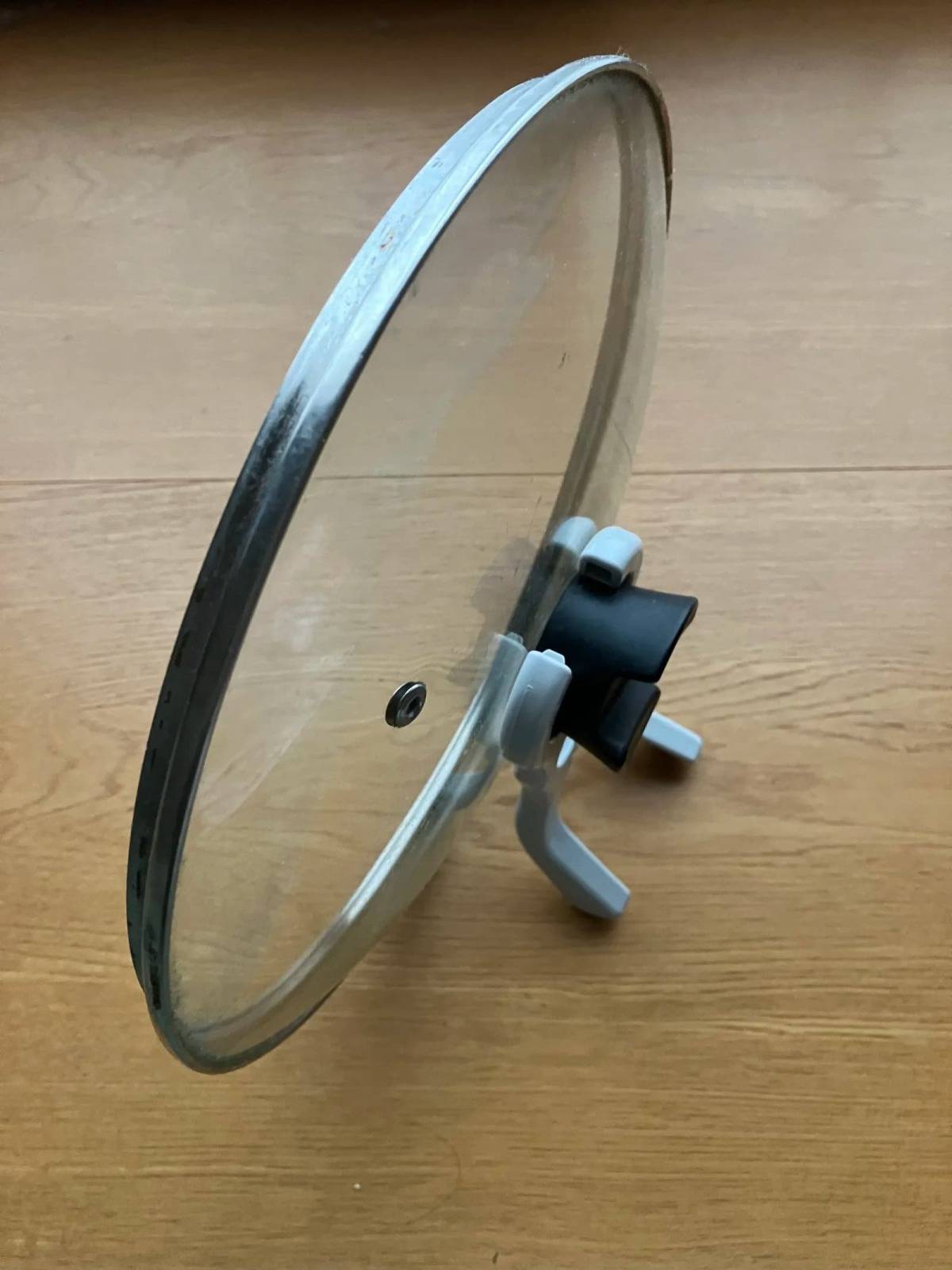 ダイソー挟む鍋ふたスタンド−３