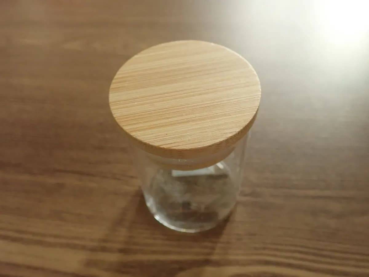 ダイソーガラスキャニスター(竹蓋付、60mL)−1