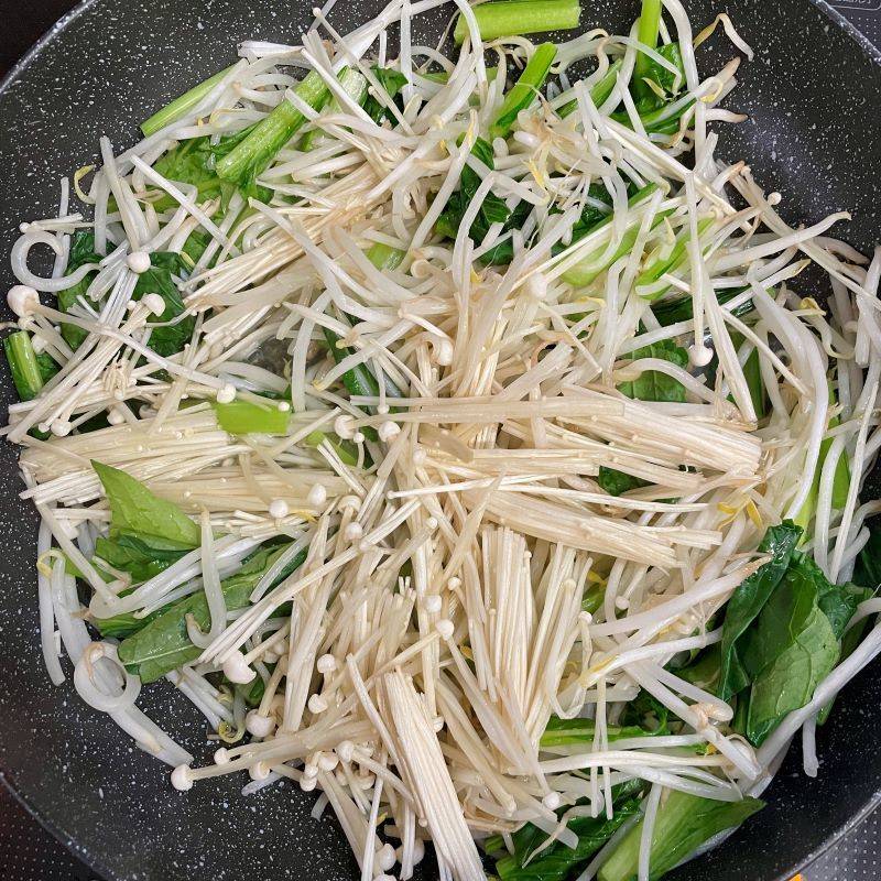 JAグループ公式の「もやしと小松菜とエノキタケのキムチ味炒め♪」のレシピ