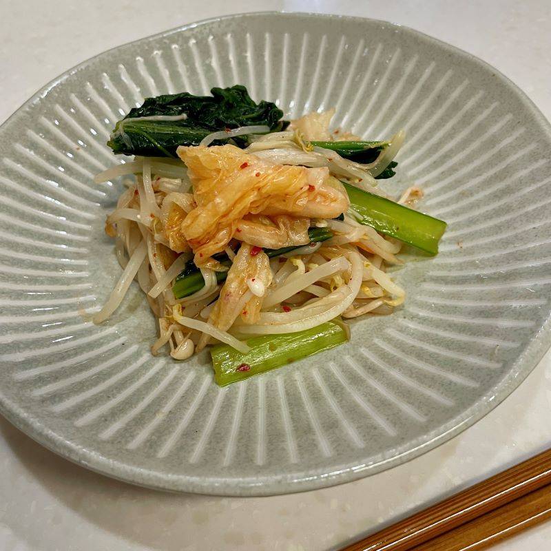 JAグループ公式の「もやしと小松菜とエノキタケのキムチ味炒め♪」のレシピ