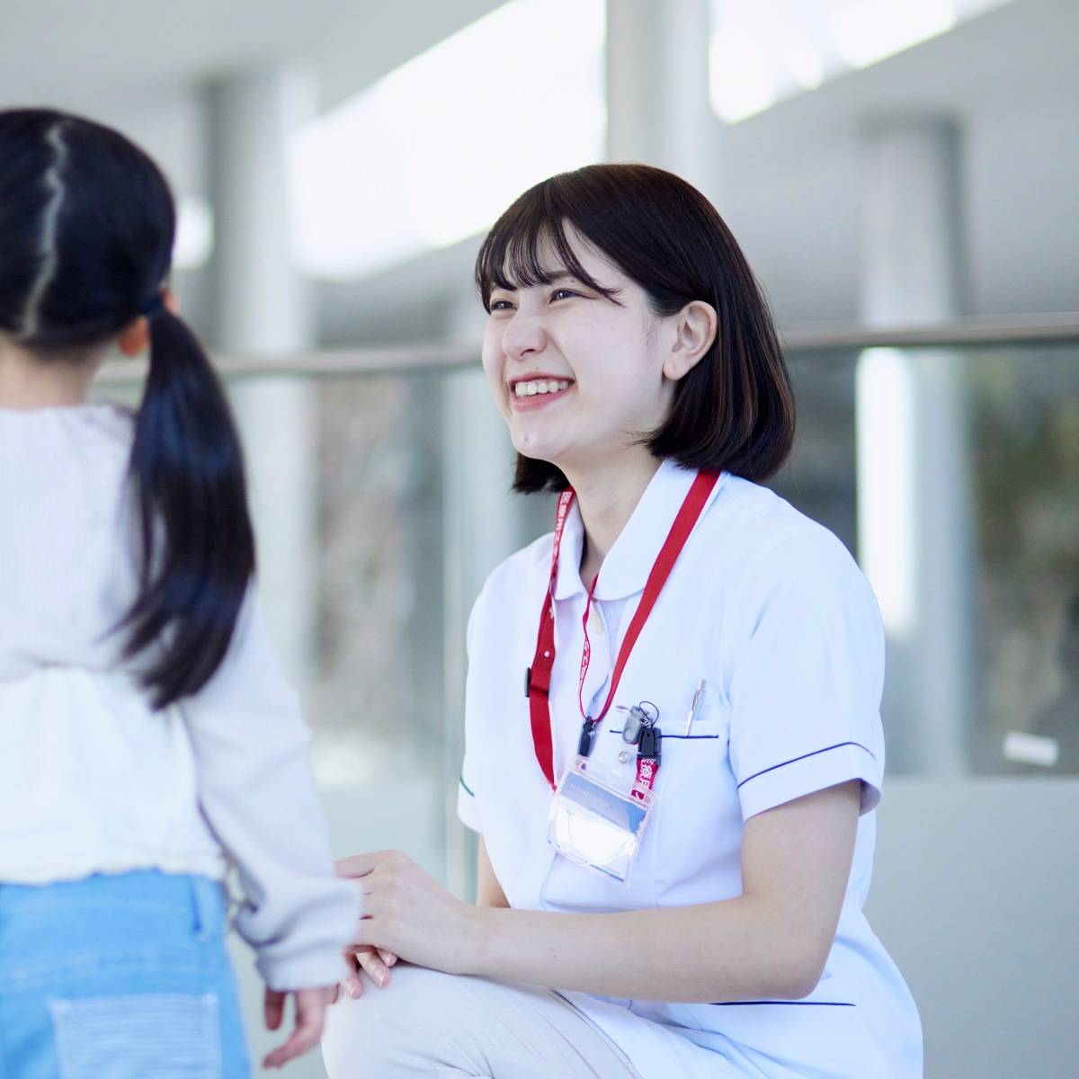 子どもと話している看護師の女性