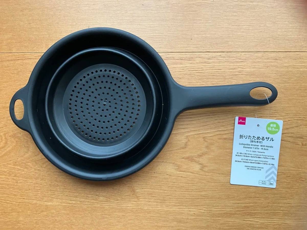 ダイソー折りたためるザル(持ち手つき、直径19.5cm)−１