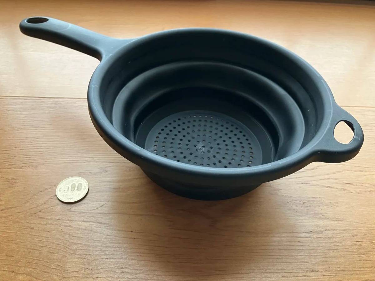 ダイソー折りたためるザル(持ち手つき、直径19.5cm)−２