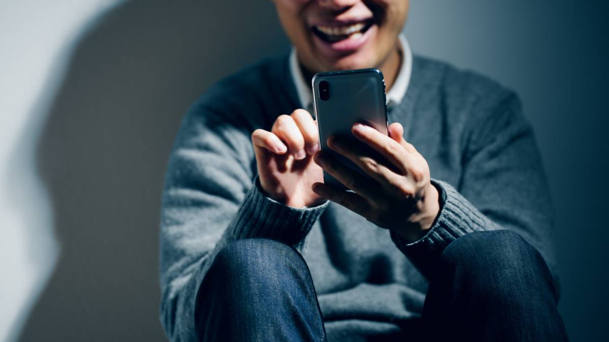スマホを操作する人