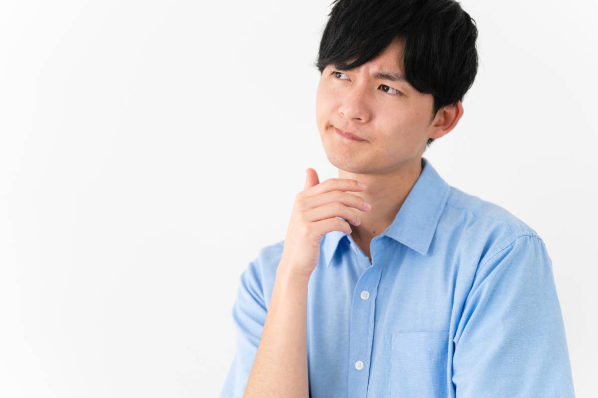 悩んでいる男性