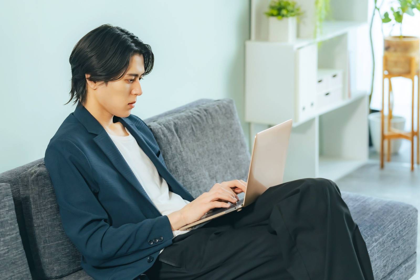 仕事をするwebライターの男性
