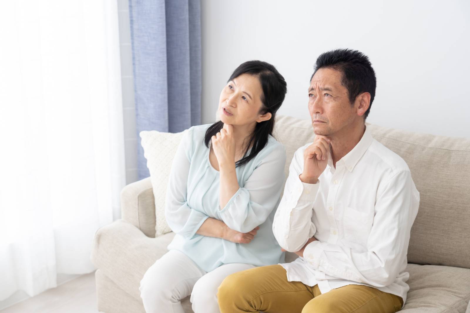 考えるシニア夫婦