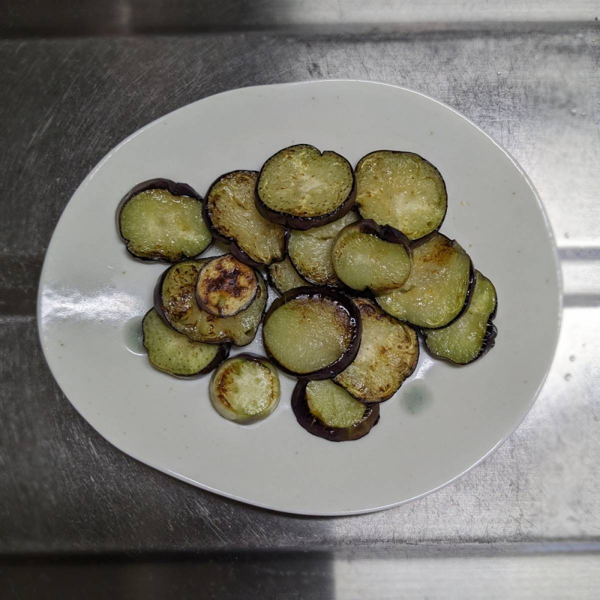 JAグループ公式の「揚げ焼き茄子と海藻のポン酢おかか」のレシピ