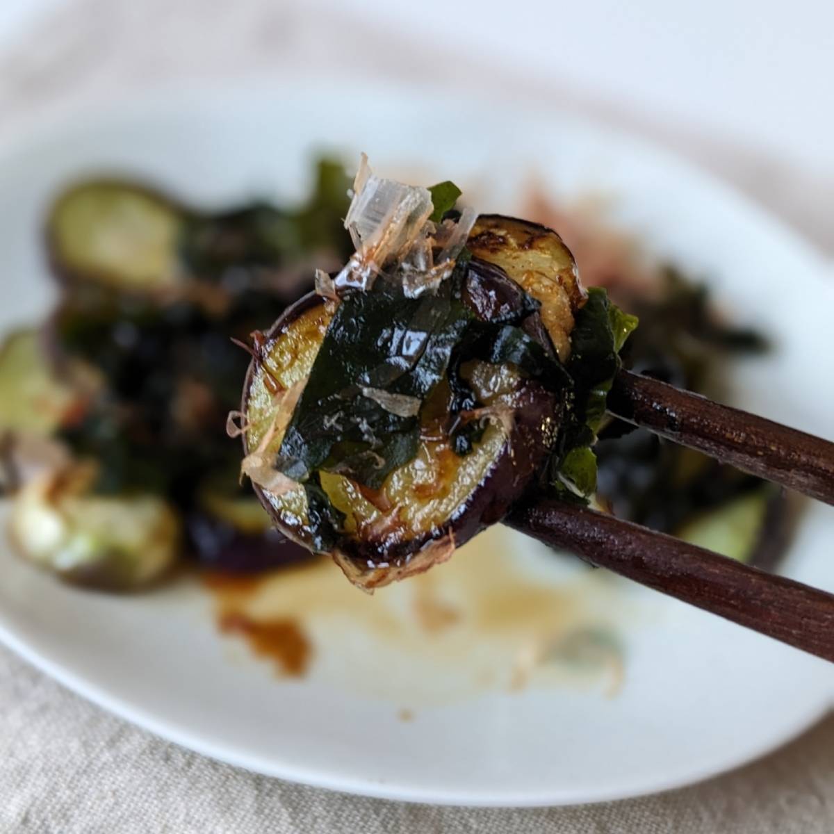 JAグループ公式の「揚げ焼き茄子と海藻のポン酢おかか」のレシピ