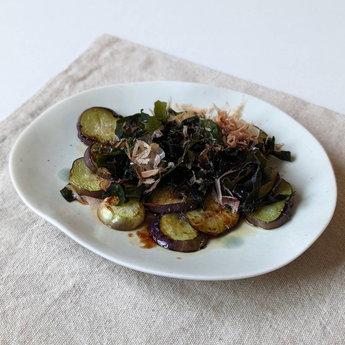 JAグループ公式の「揚げ焼き茄子と海藻のポン酢おかか」のレシピ