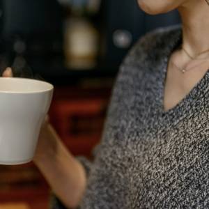  コーヒーを飲む女性 