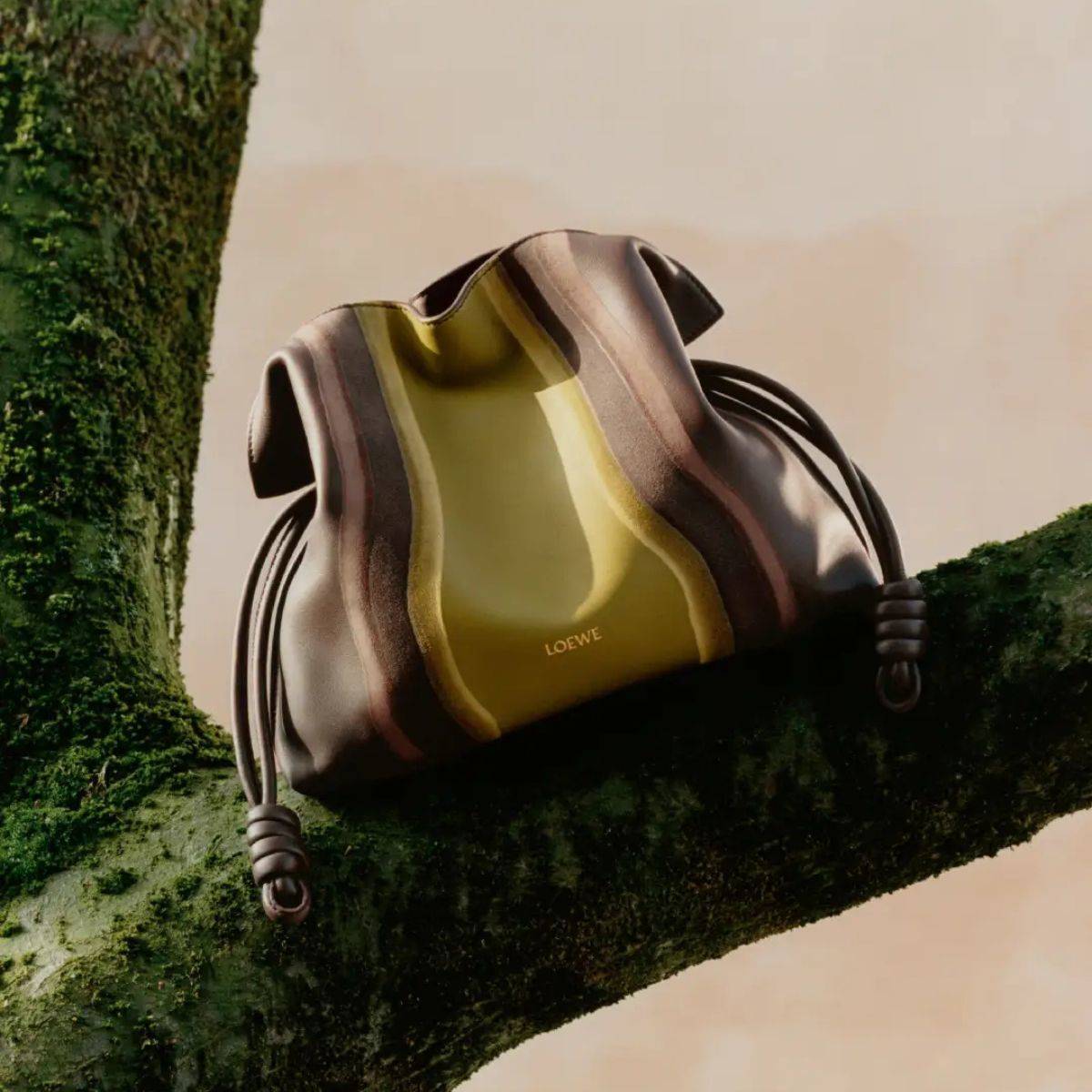 LOEWEの人気コレクションから自然の地形が表現された新作が登場