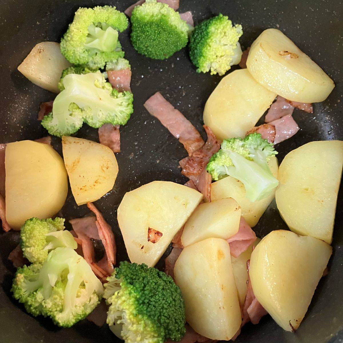 JAグループ公式の「お芋とブロッコリーのコンソメカレーマヨ炒め」のレシピ