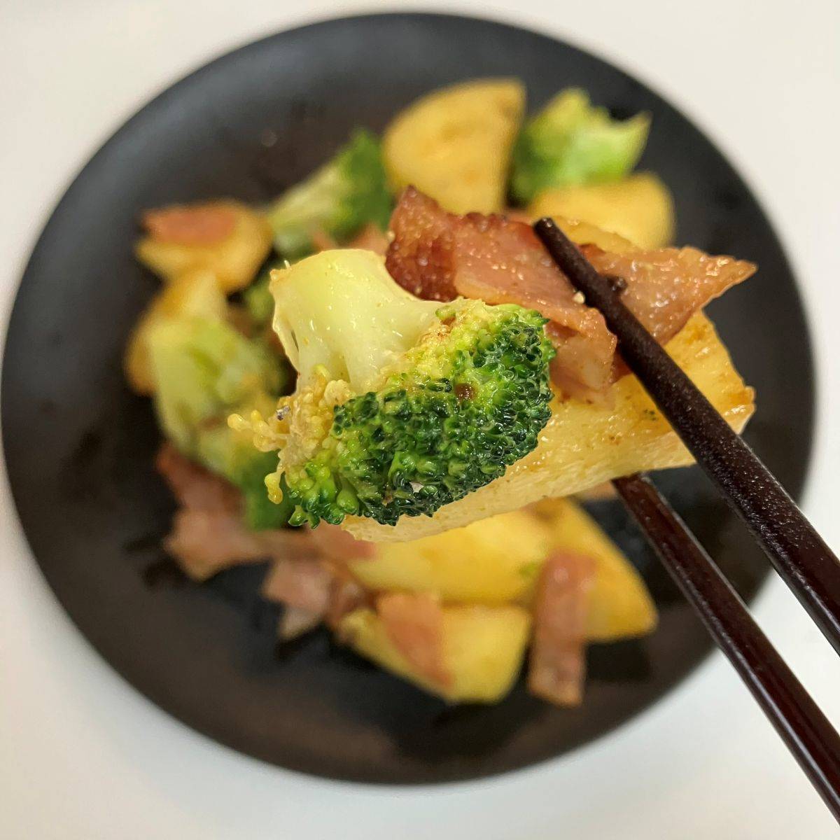 JAグループ公式の「お芋とブロッコリーのコンソメカレーマヨ炒め」のレシピ