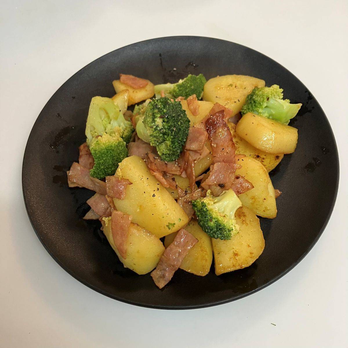 JAグループ公式の「お芋とブロッコリーのコンソメカレーマヨ炒め」のレシピ