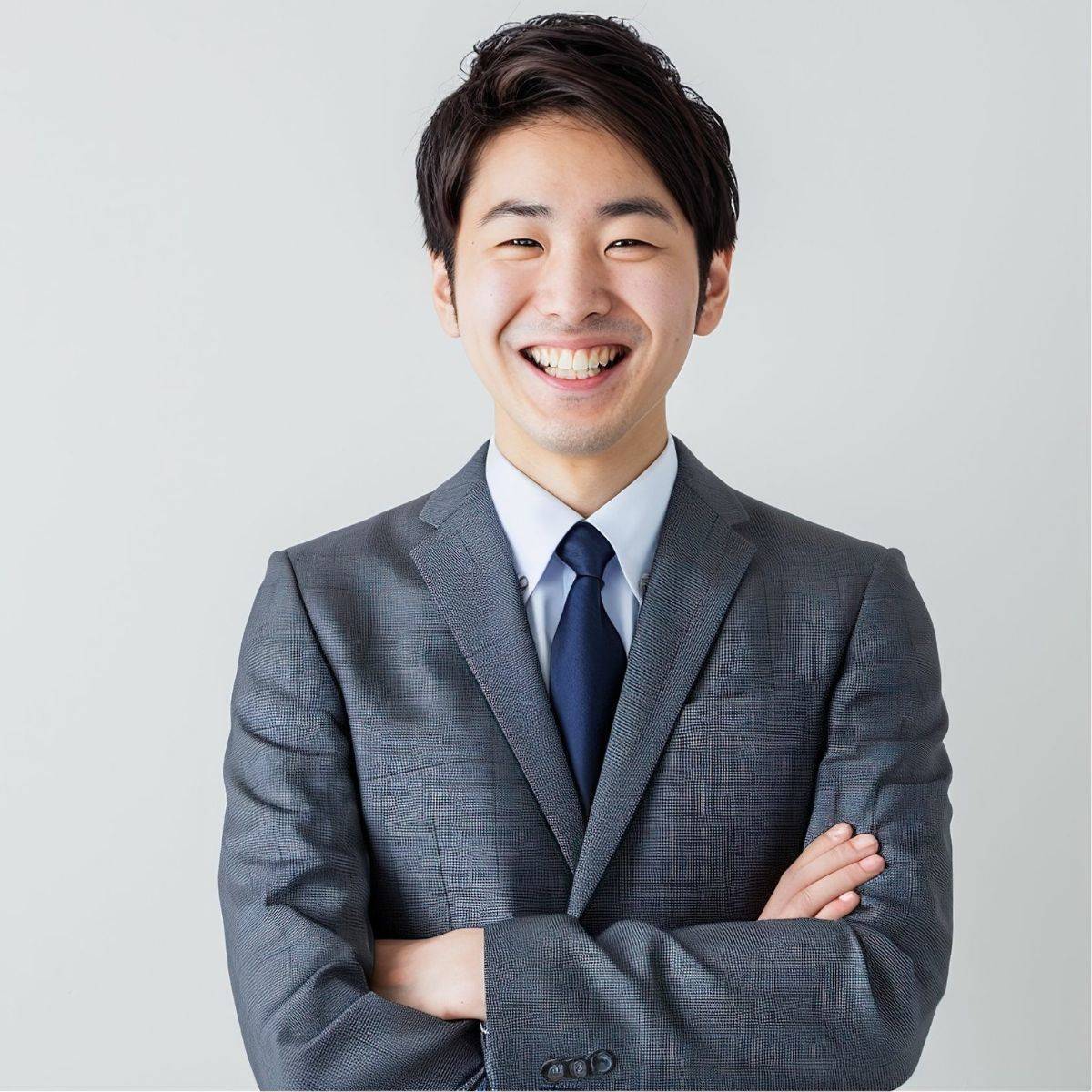 スーツ姿の笑顔の男性
