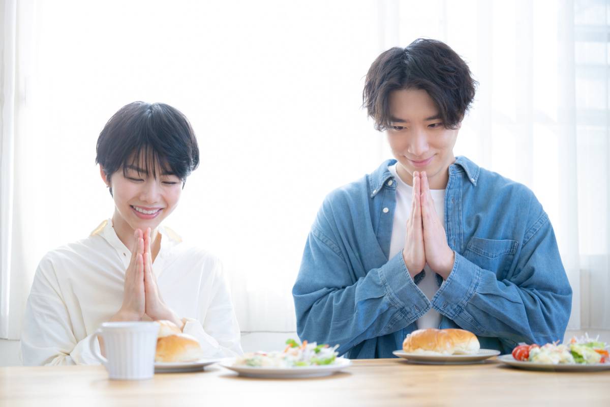 食事を楽しむ夫婦