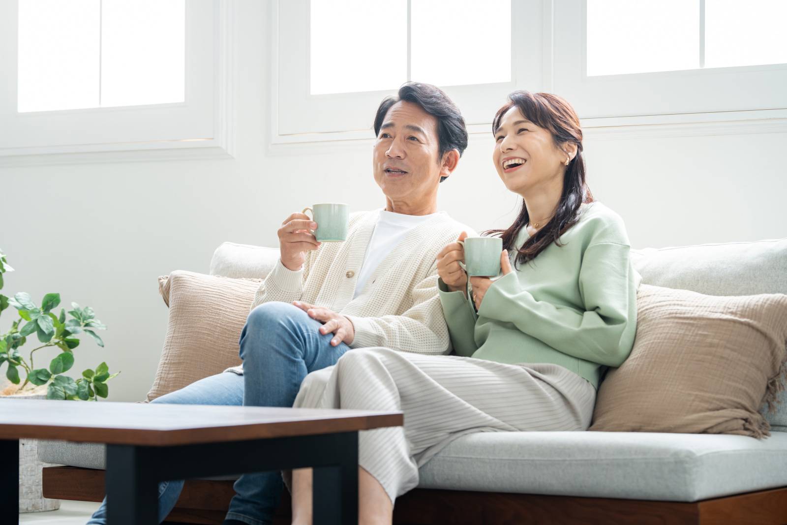 リビングでティータイムする50代夫婦 