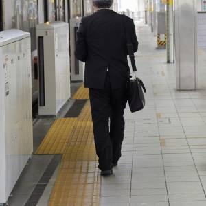  男性の後ろ姿 