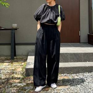 【2025年7月】着こなし方で体型カバーが叶う！夏の黒パンツコーデ5選