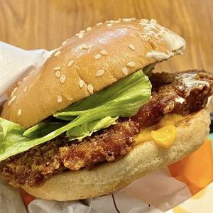  バーガーキングの「チーズ・クラシック スモーキーフライドチキンバーガー」 