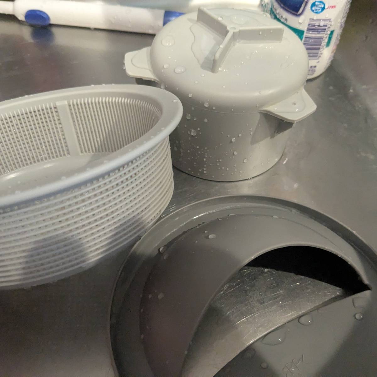 100均ブラシでコスパよく排水口掃除