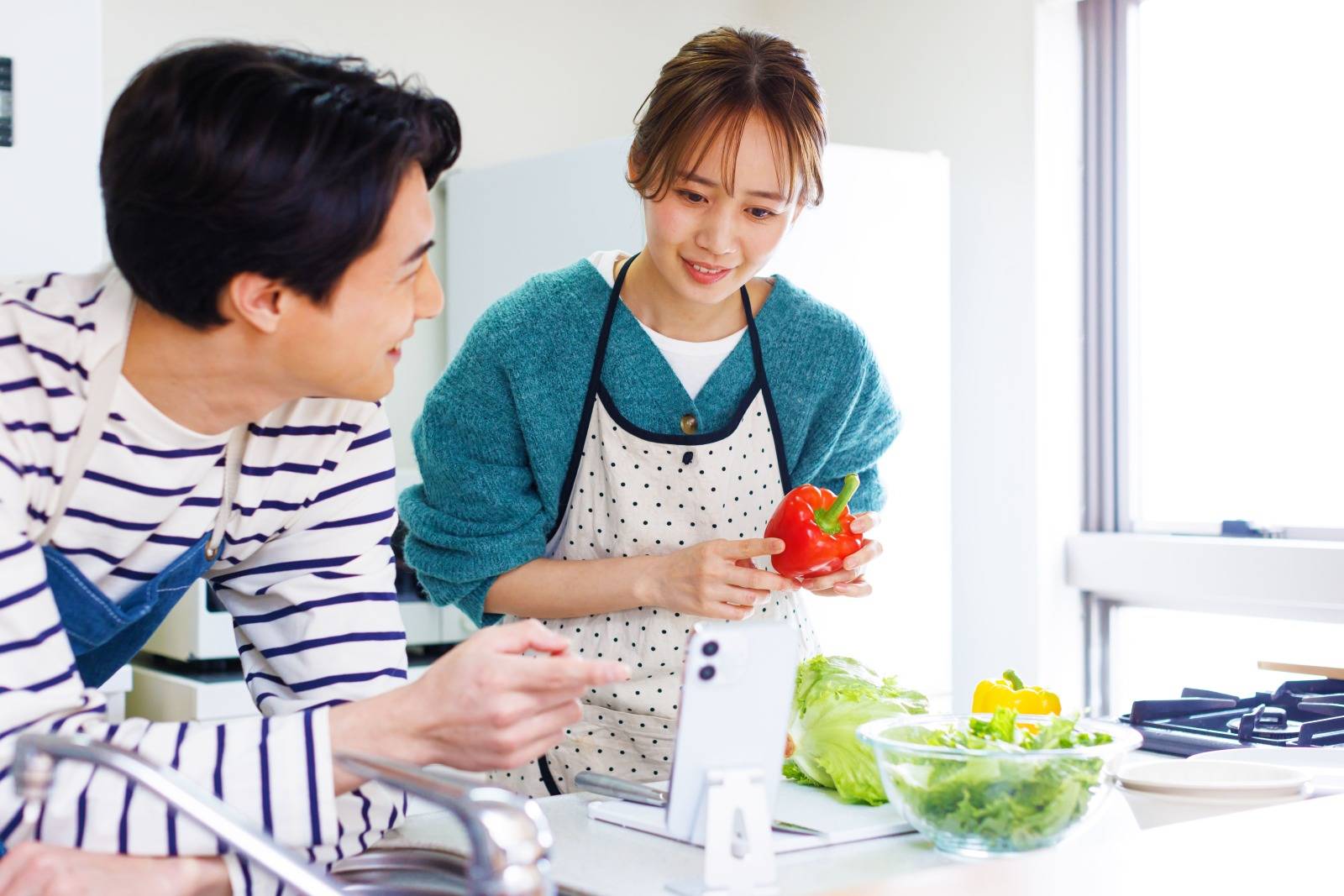 キッチンで料理をするカップル
