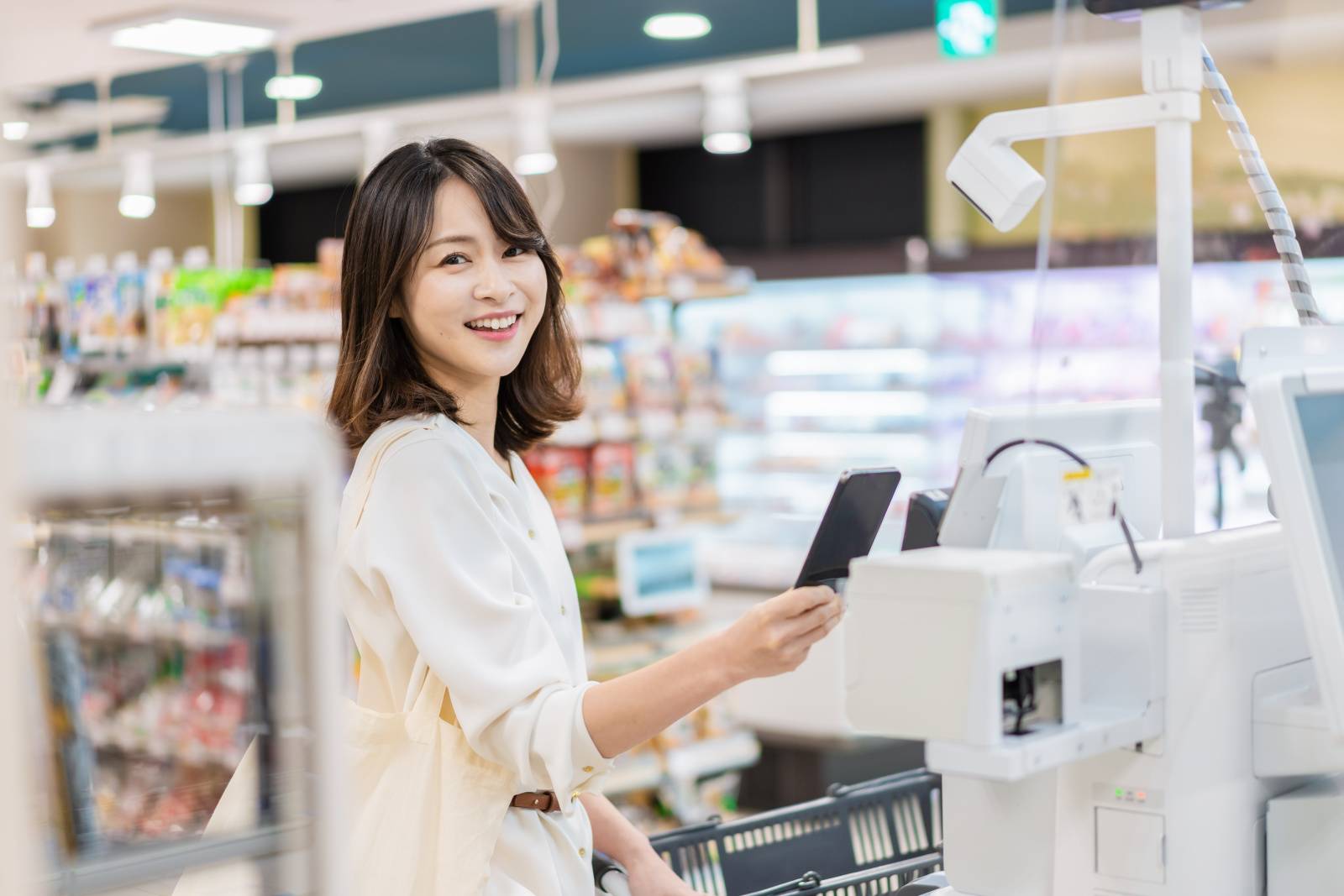 買い物をする女性