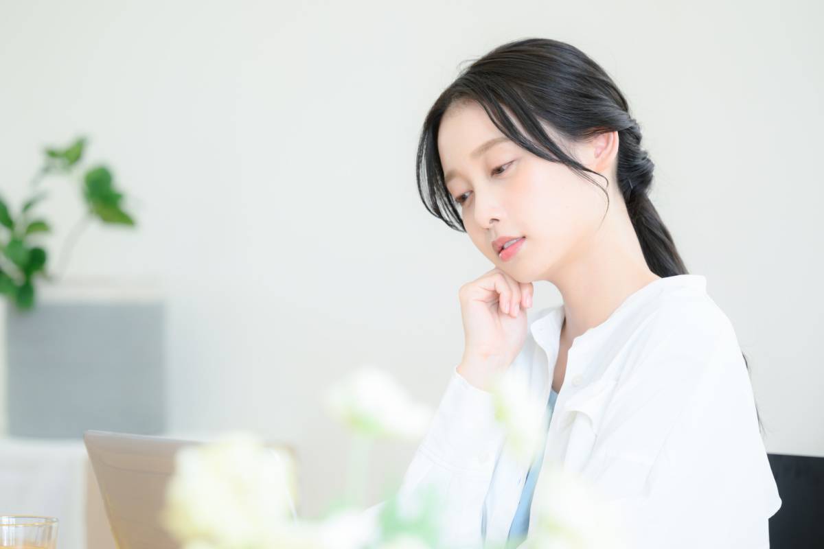 悩んでいる女性