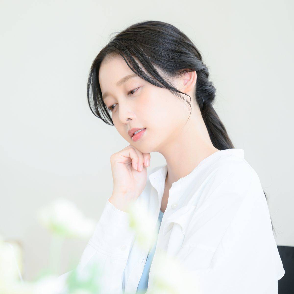 悩んでいる女性