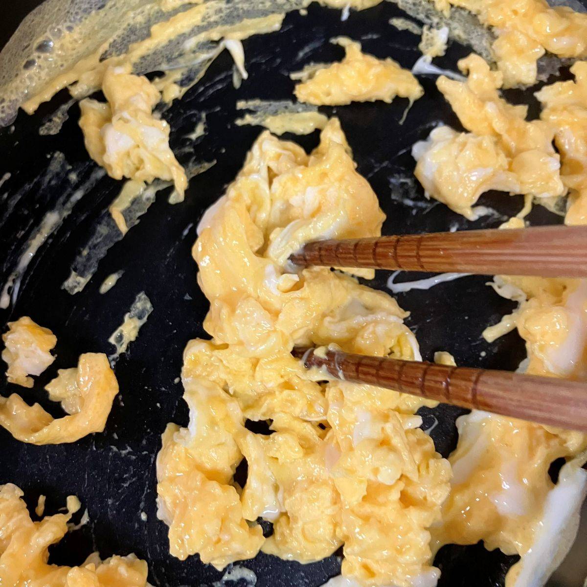 タカノフーズ公式の「スクランブルエッグ納豆丼」のレシピ
