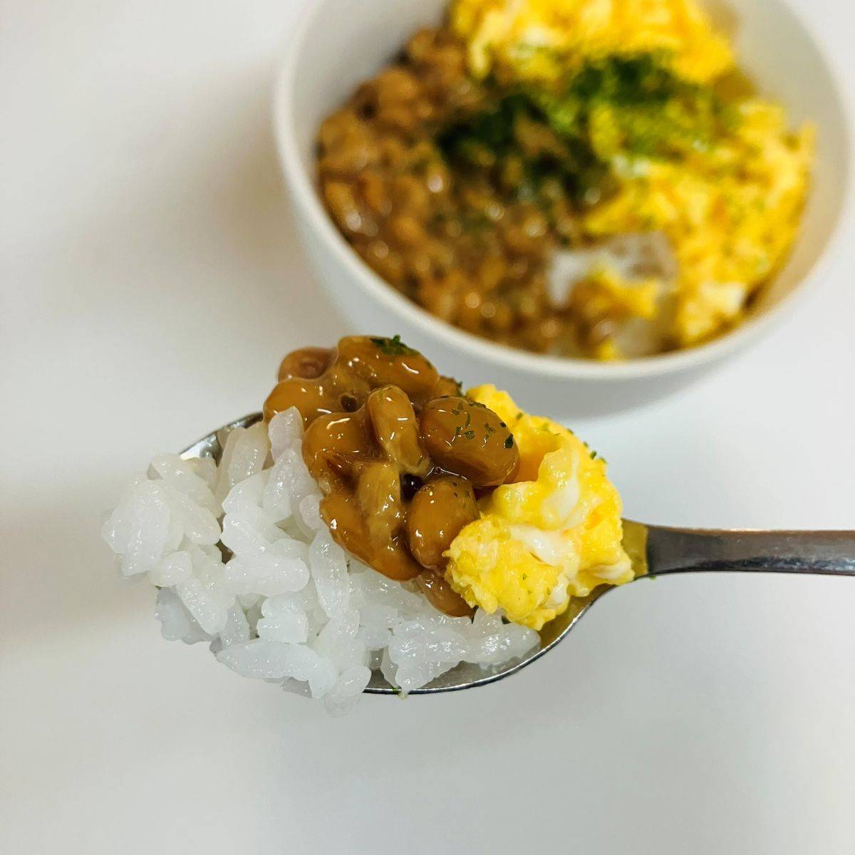 タカノフーズ公式の「スクランブルエッグ納豆丼」のレシピ