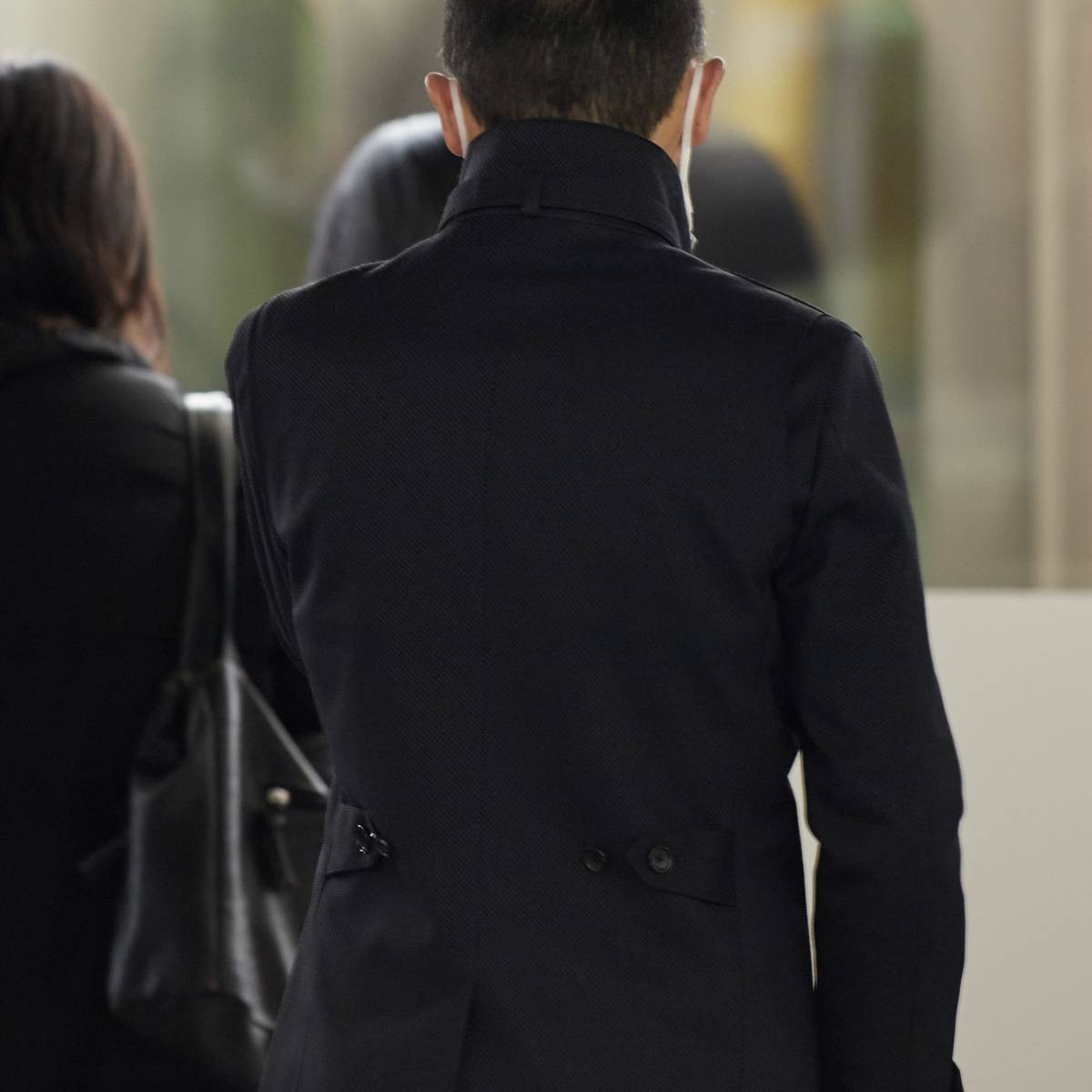 男性の後ろ姿
