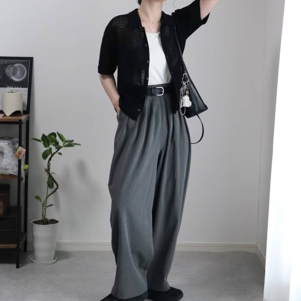 黒シャツにグレーパンツを合わせた女性