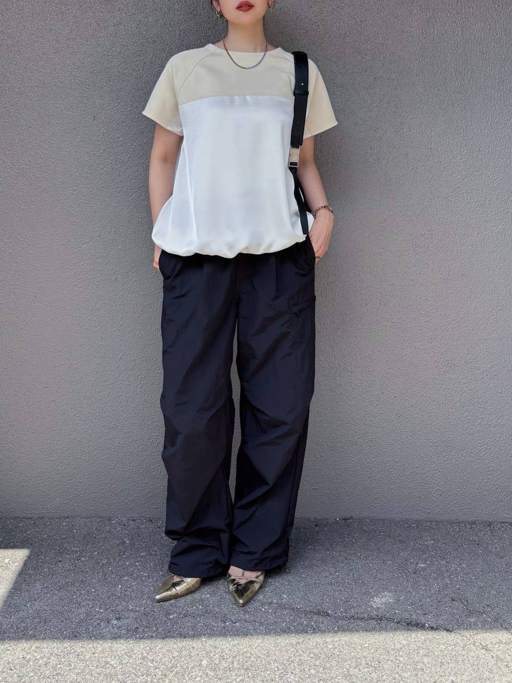 異素材使いのトップス×カーゴパンツ