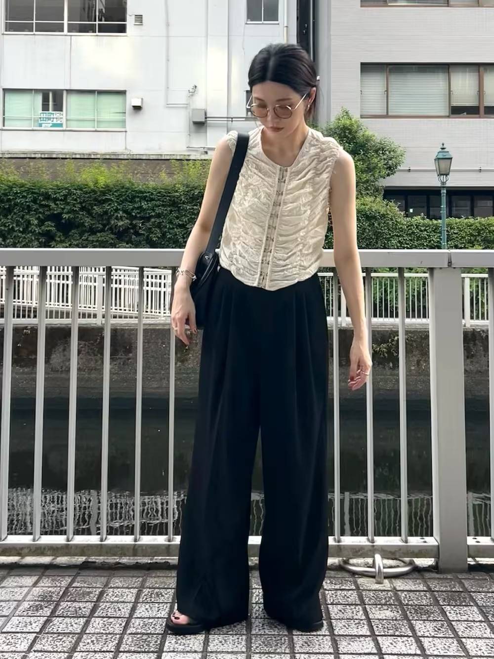 シャーリングブラウス×ワイドパンツ