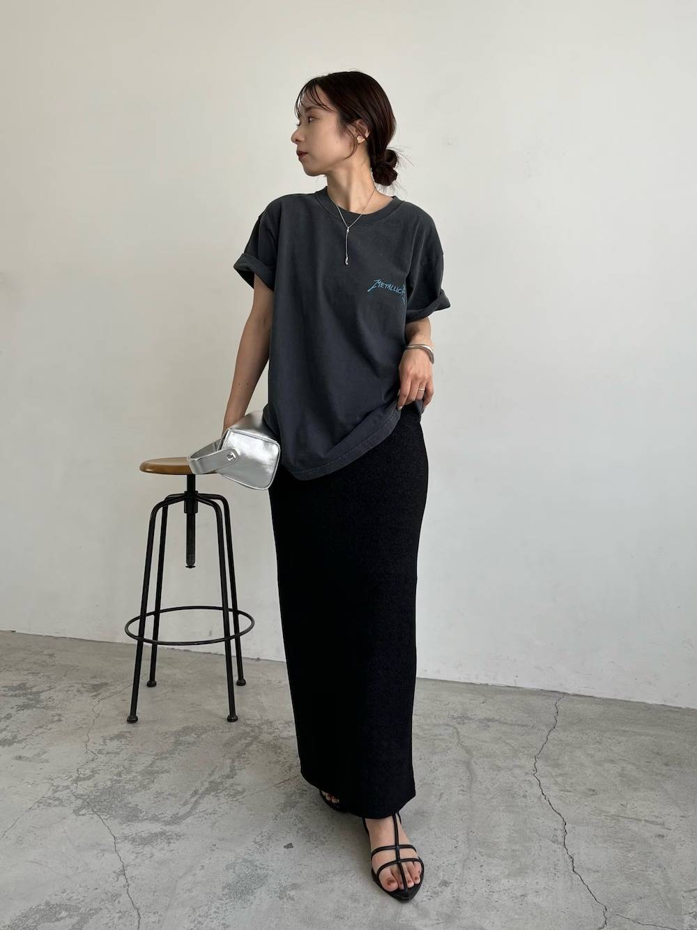グレーのTシャツを合わせた濃色コーデ