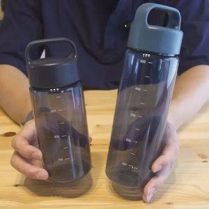  持ち運びやすい目盛り付きドリンクボトル 