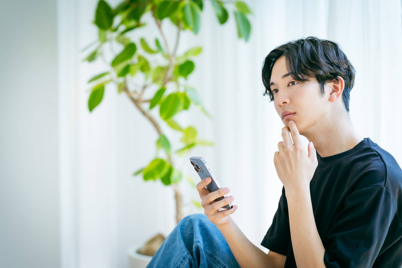 家計に悩む男性