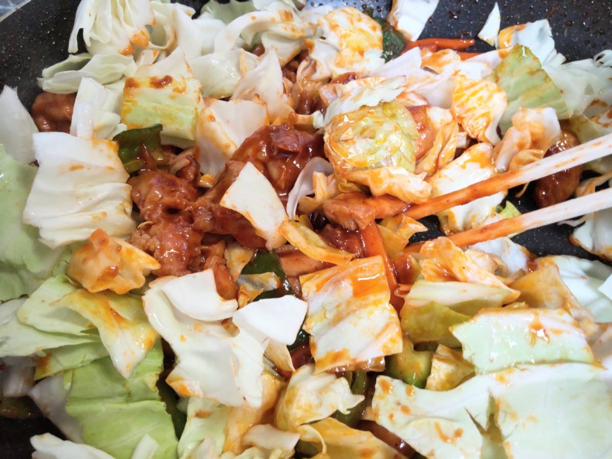 業務スーパーのタッカルビソースを使って鶏肉と野菜を炒めているところ
