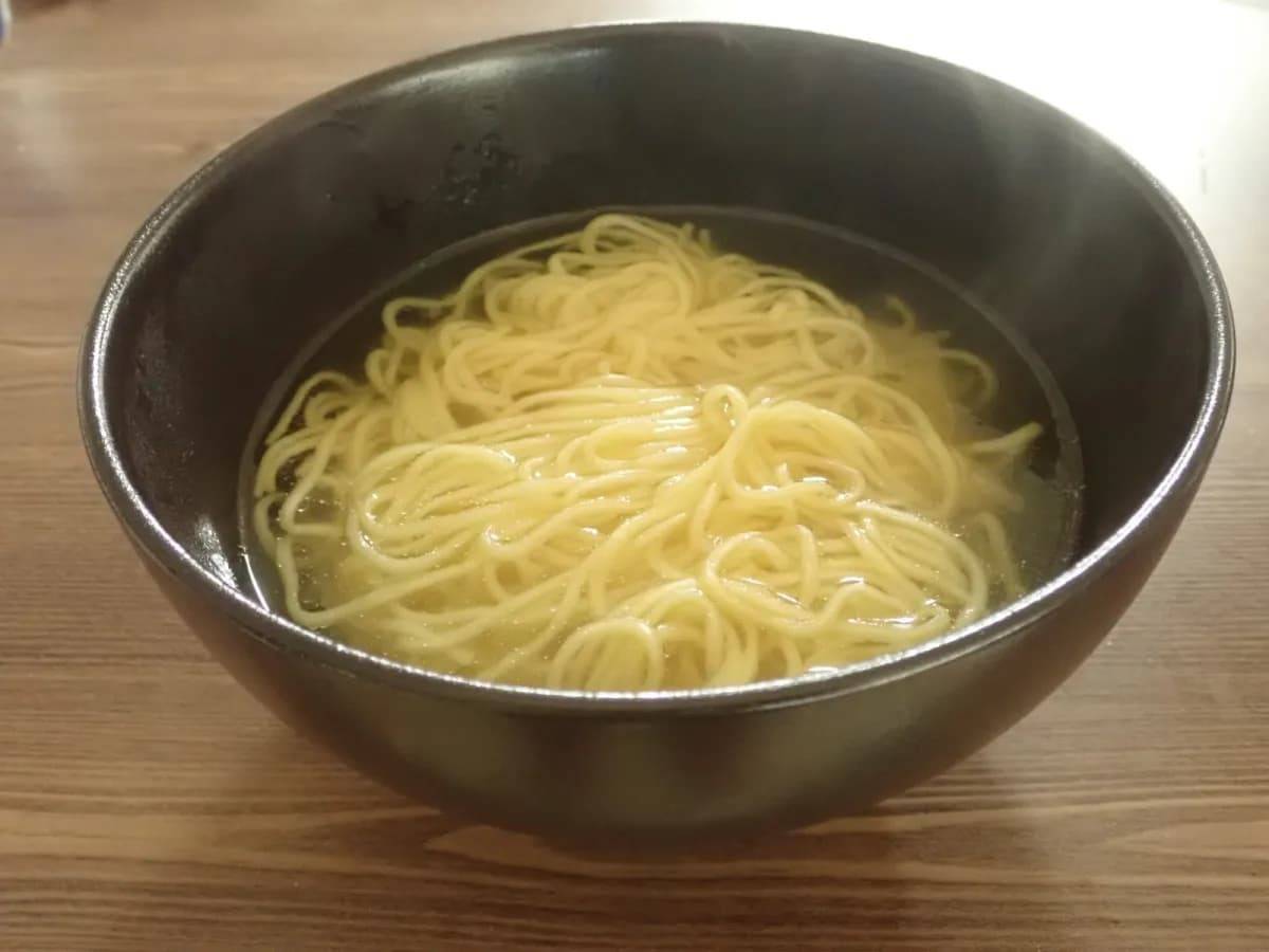 ダイソー丼(黒梨釉、約18cm)−３