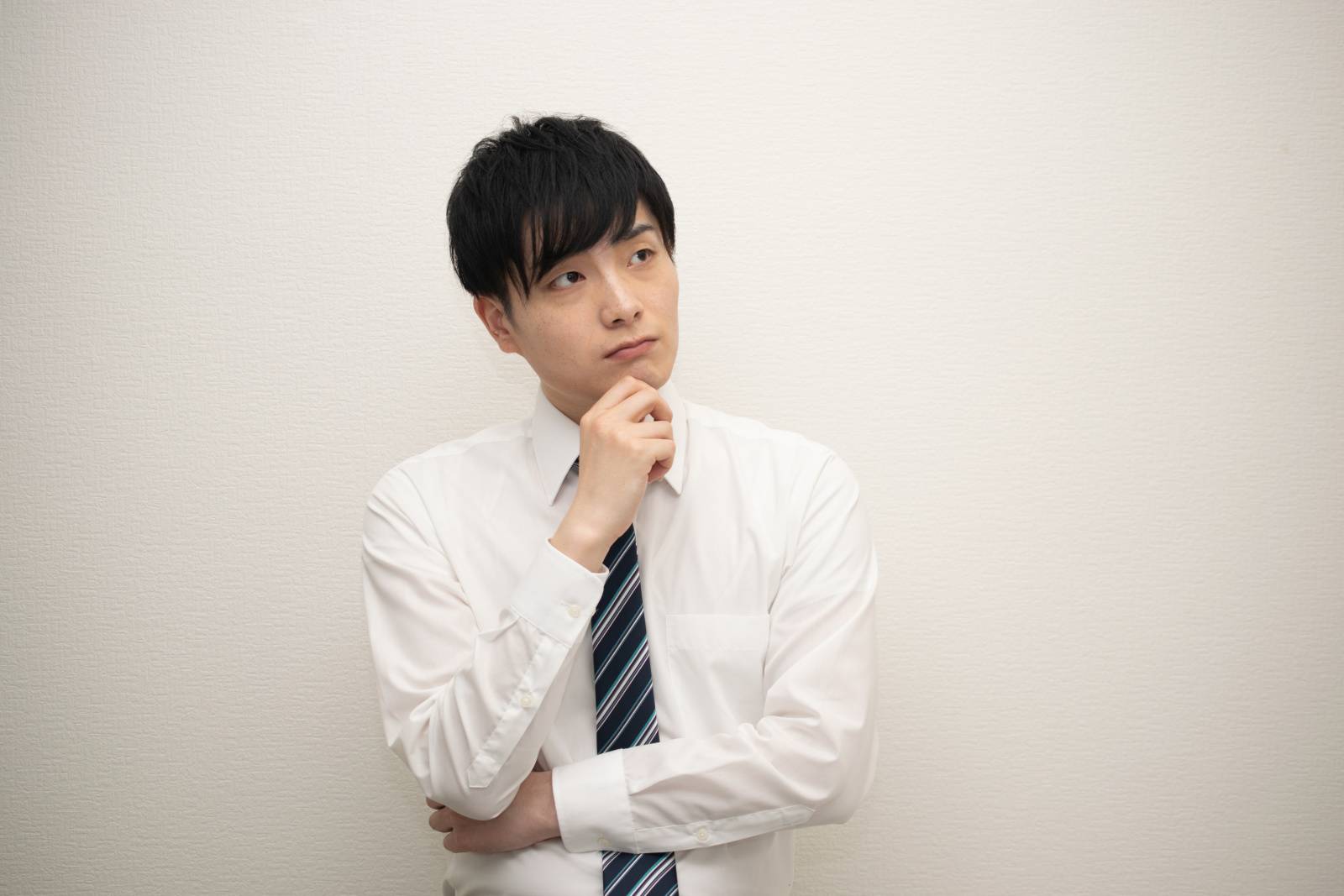悩む男性