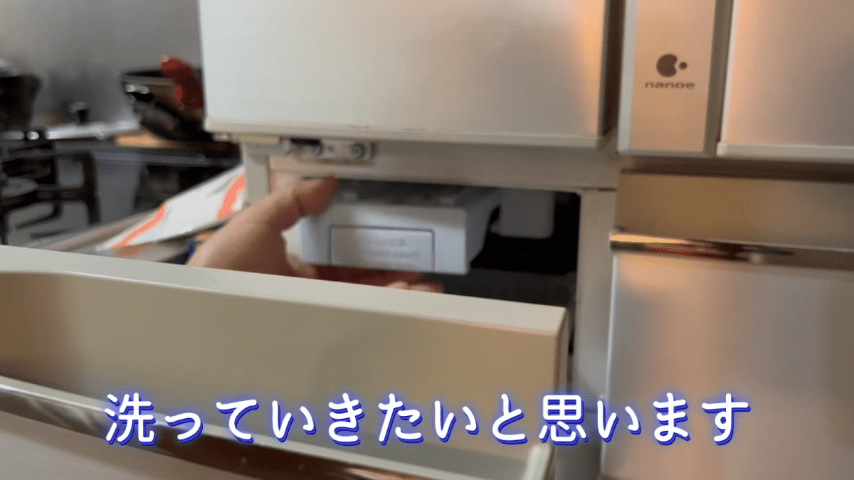 製氷機のトレーを外す