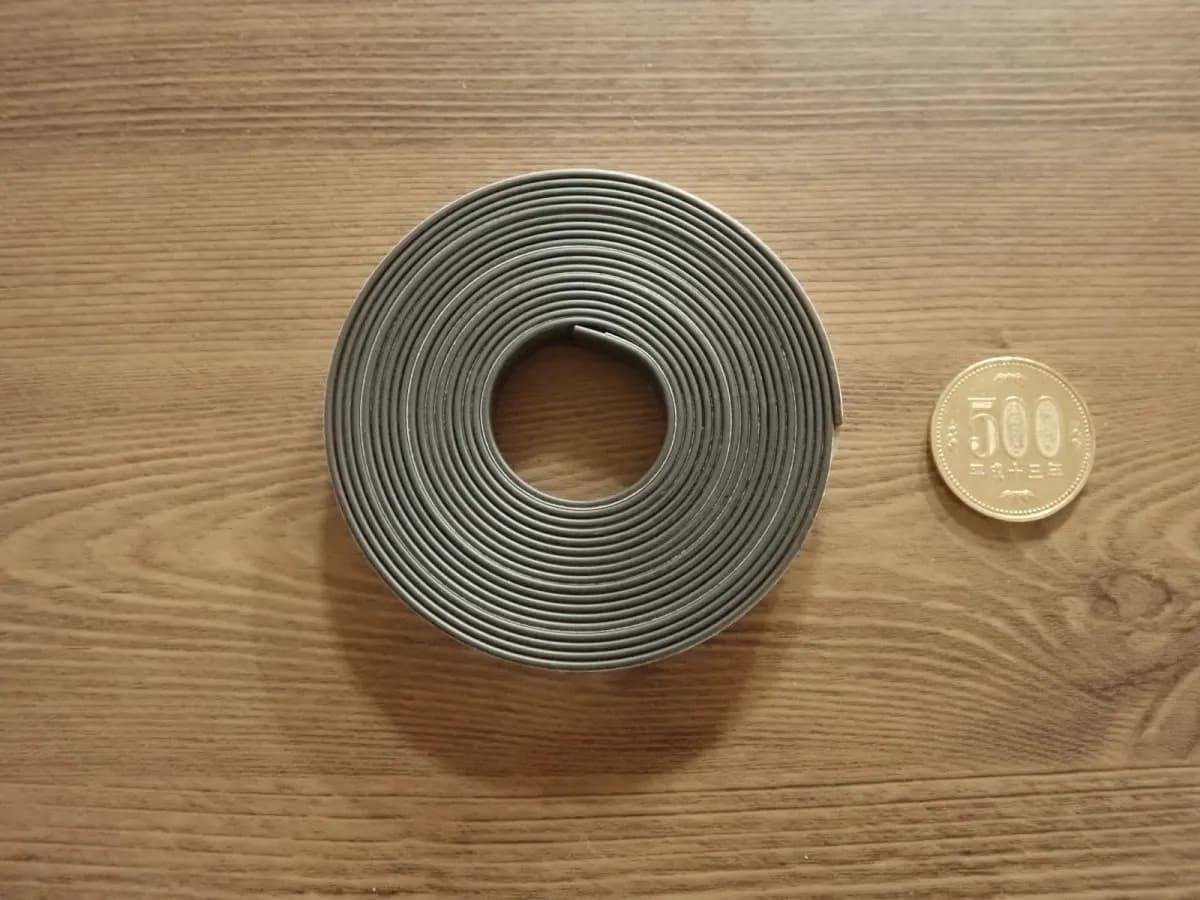ダイソーマグネットテープ(幅10mm×長さ3m、片面粘着タイプ)−２