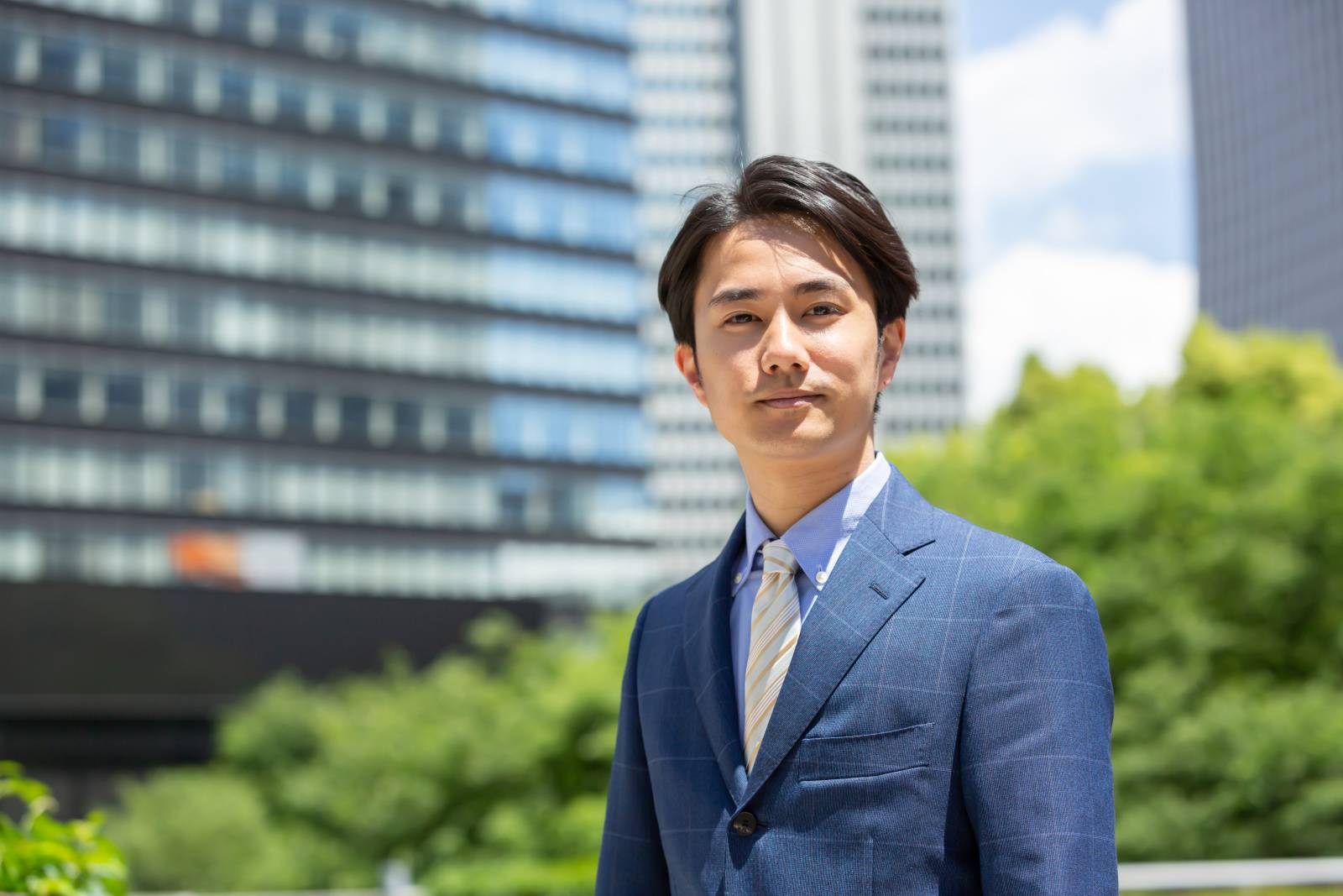 スーツ姿の男性