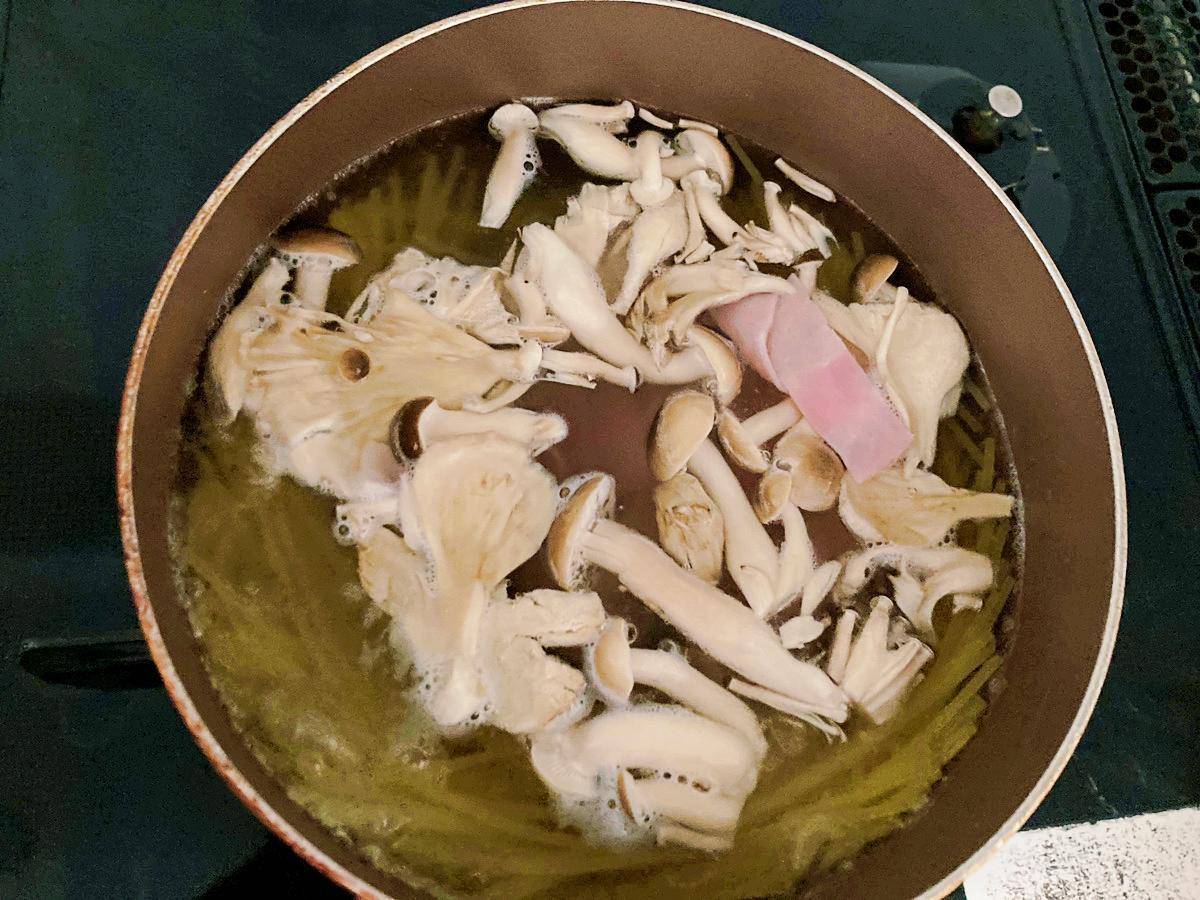 スパゲティと具材を一緒に茹でる