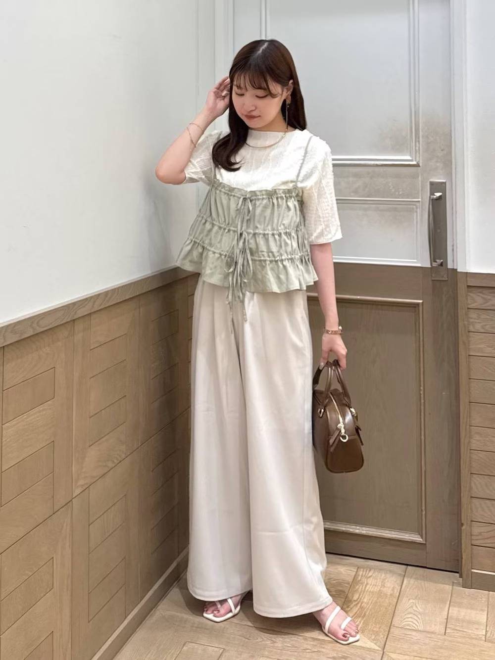 Tシャツ×キャミソールの重ね着