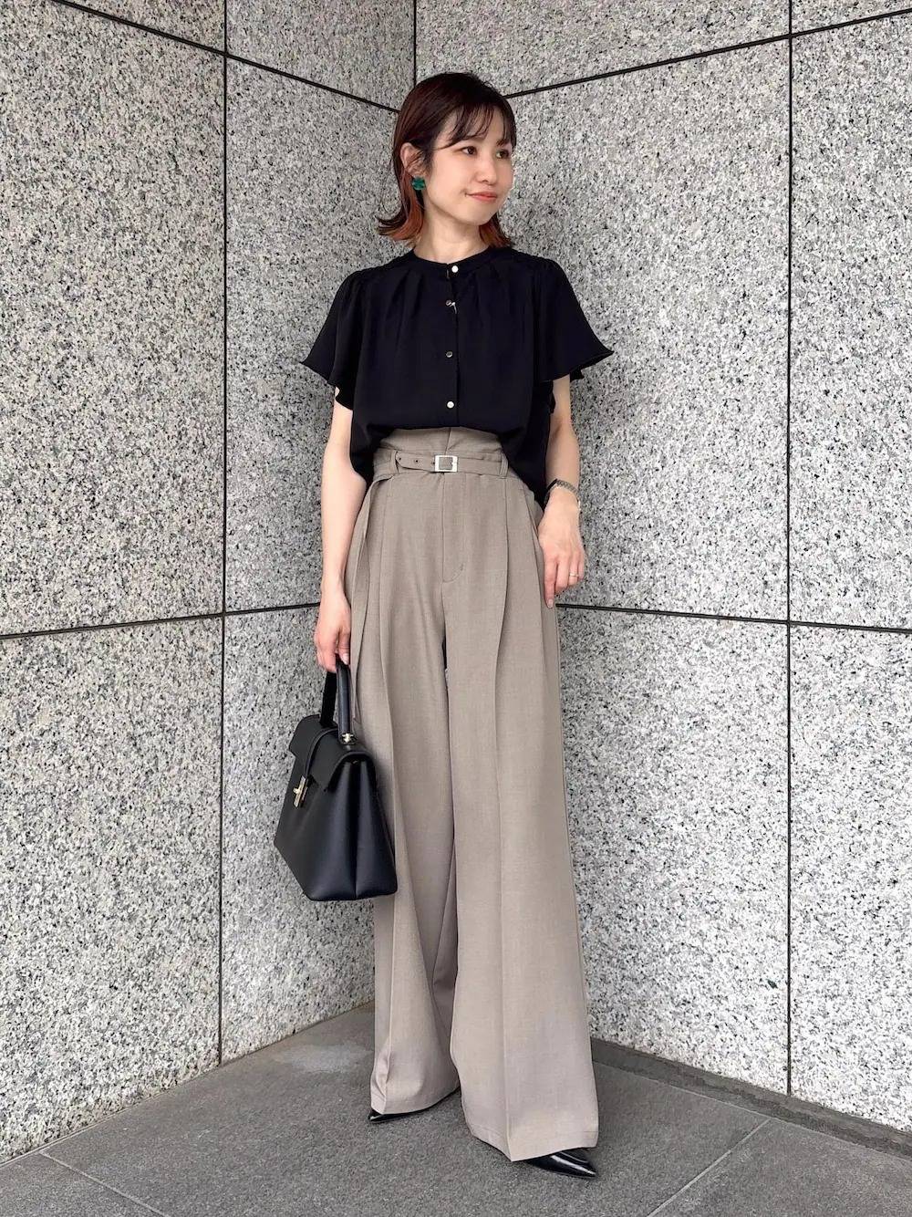 黒ブラウス×ハイウエストパンツ
