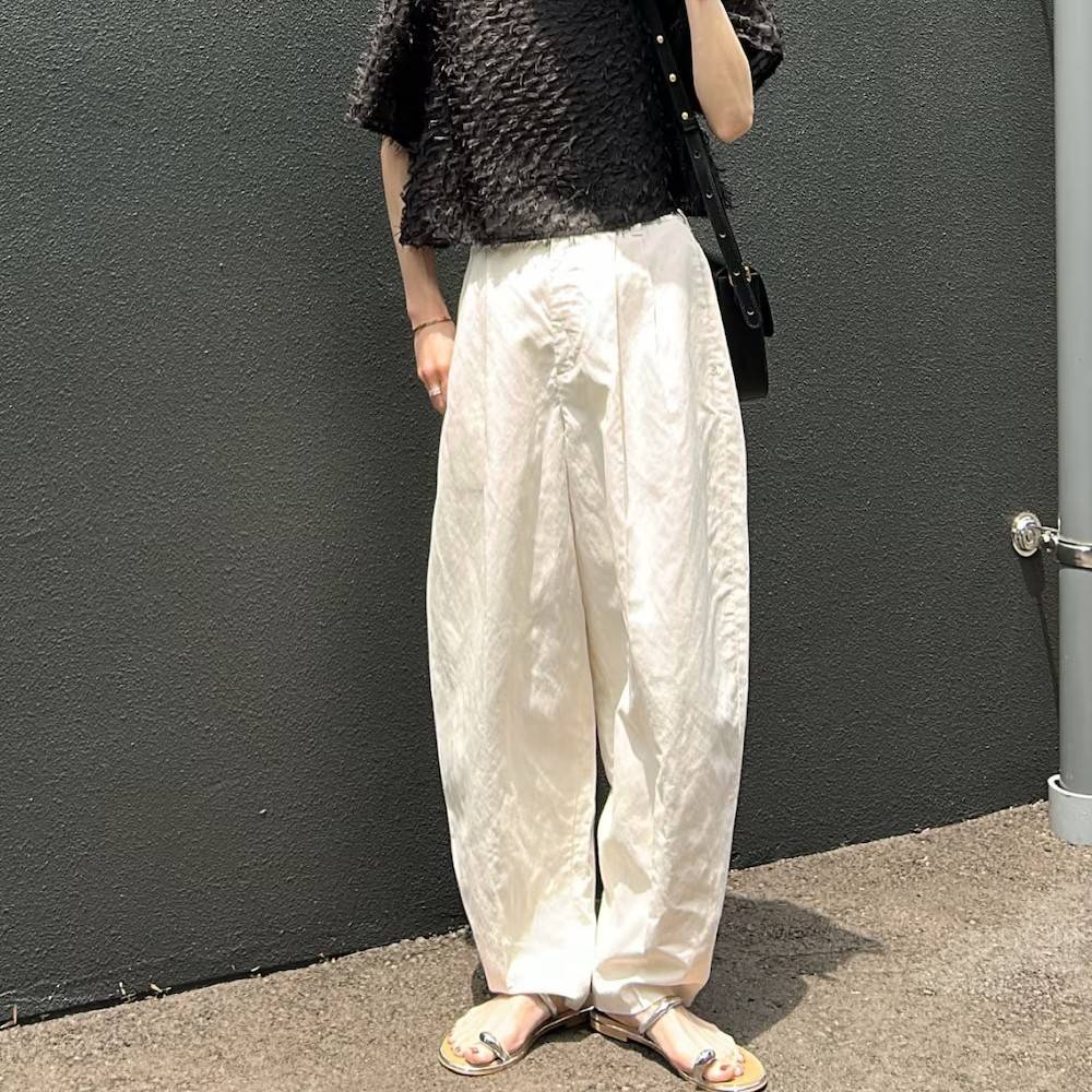 モノトーンコーデの女性