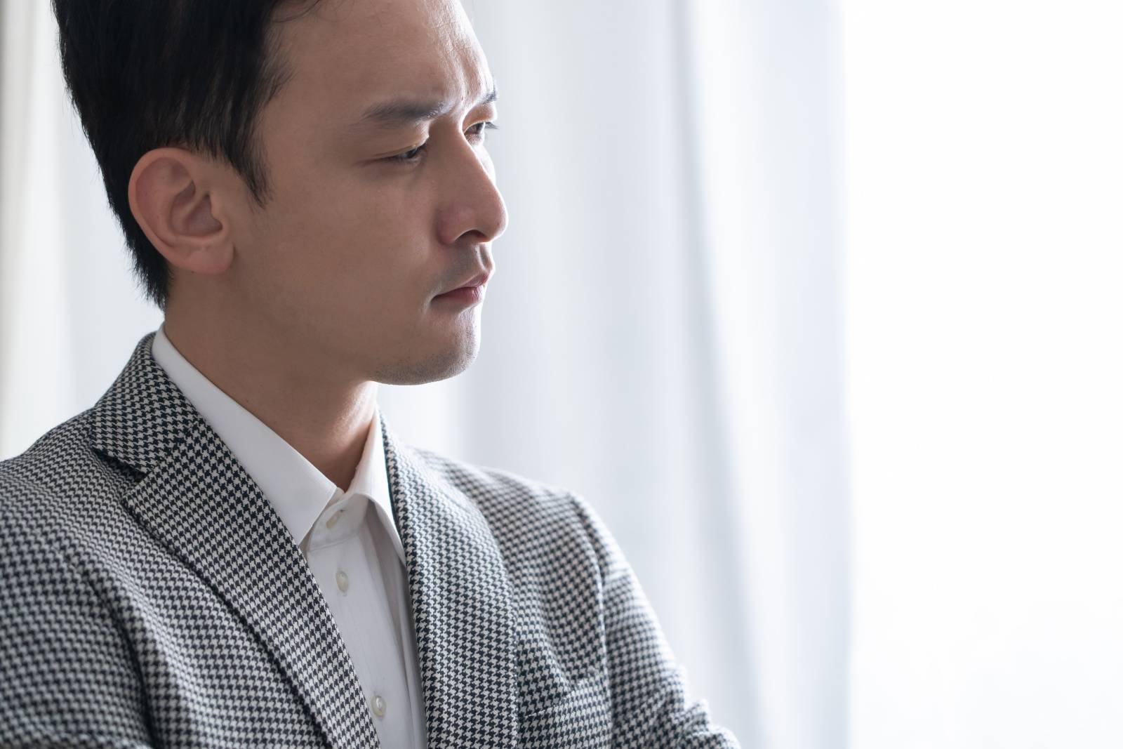 悩む男性